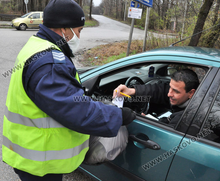 По-облекчен режим на преминаване през КПП-тата, но още връщат шофьори