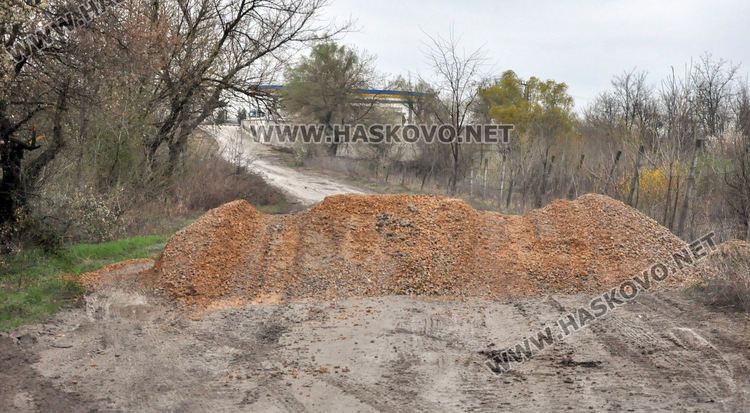 По-облекчен режим на преминаване през КПП-тата, но още връщат шофьори