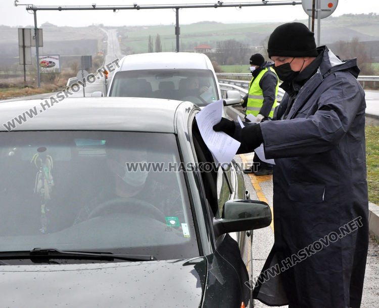 По-облекчен режим на преминаване през КПП-тата, но още връщат шофьори 