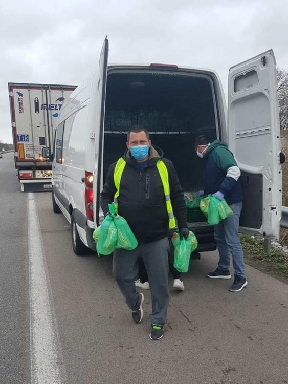 Помощ за шофьорите от километричната опашка по АМ Марица от бранша