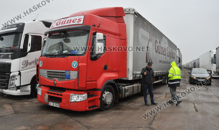 Първите тирове вече са на летище "Узунджово" под полицейска охрана