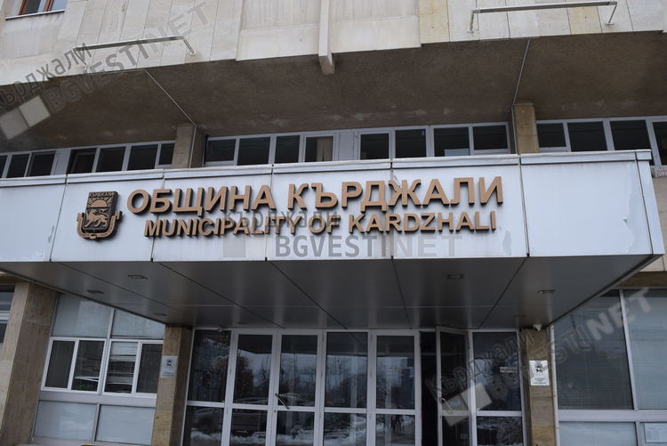 Община Кърджали дари 100 броя специални защитни костюми на болницата