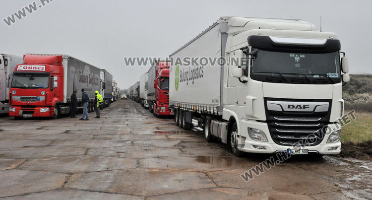 Първите тирове вече са на летище "Узунджово" под полицейска охрана