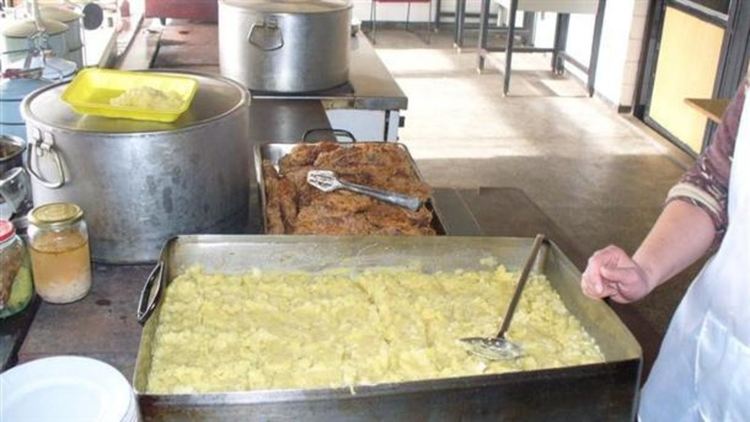 Общината носи продукти на хората под карантина, но твърди, че това не е нейна работа. А чия е тогава?