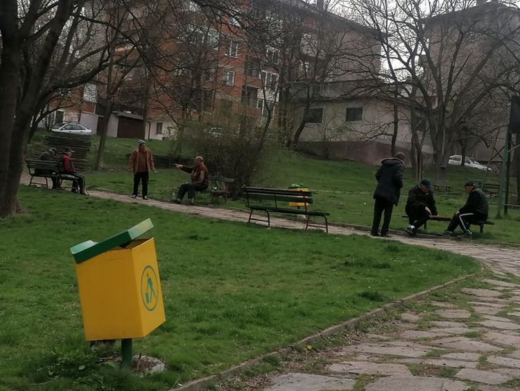 Сигнал: Пенсионери в парка с алкохол и табла