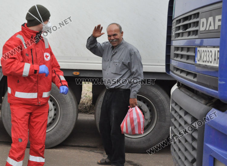 1700 пакета с храна и вода ще раздаде БЧК  на шофьорите, паркирали край Узунджово