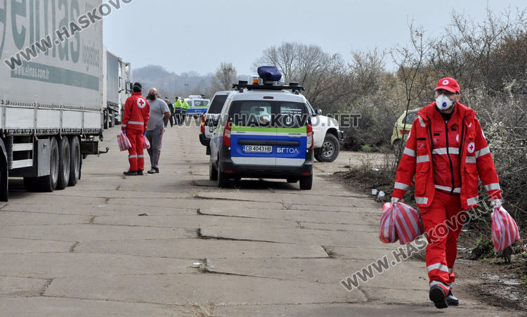 1700 пакета с храна и вода ще раздаде БЧК  на шофьорите, паркирали край Узунджово