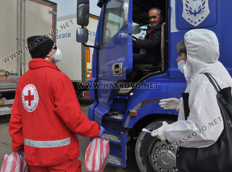 1700 пакета с храна и вода ще раздаде БЧК  на шофьорите, паркирали край Узунджово