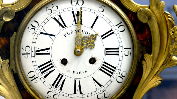 Таз нощ България преминава към лятното часово време