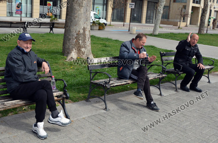 Хубавото време изкуши хасковлии за разходка и в забрава на забраните