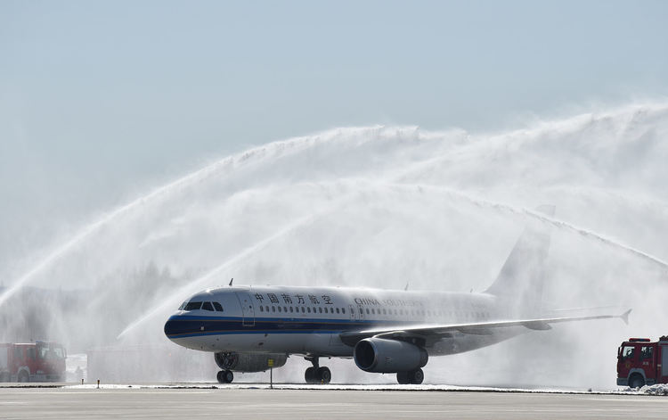 Посрещане с водни оръдия на кацащ самолет с медици от Ухан на летище Чангбайшан в североизточната провинция Джилин в Китай.