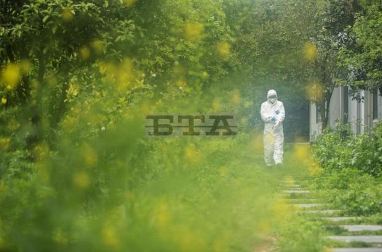 Ван Пен върви към работното си място в Ухан, централната китайска провинция Хубей, 26 март 2020 г.