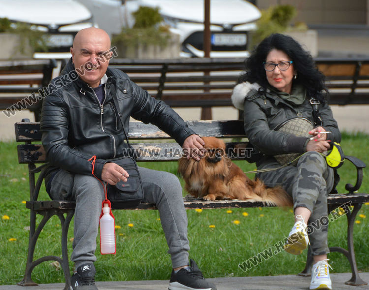 Хубавото време изкуши хасковлии за разходка и в забрава на забраните