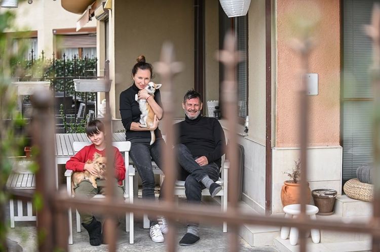 Щастието позира: Портрети под карантина