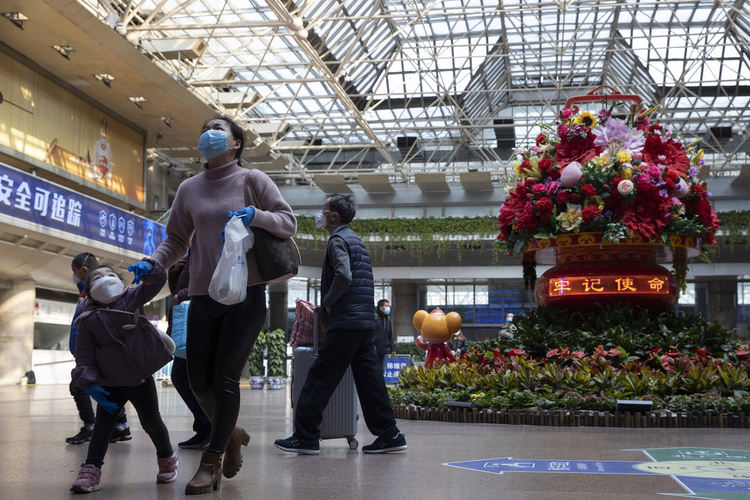 Цветна композиция с лозунга "Помнете мисията си" е заснета на жп гара в Пекин в неделя, 29 март 2020 г. 
