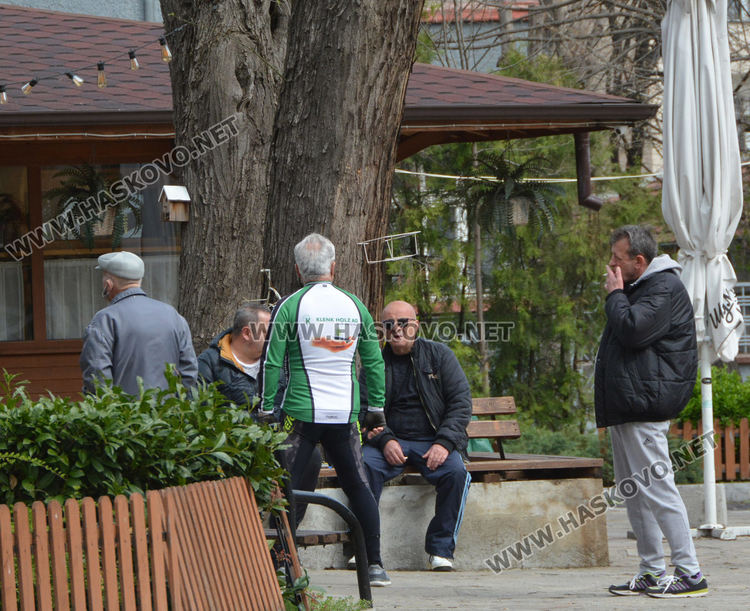 Хубавото време изкуши хасковлии за разходка и в забрава на забраните