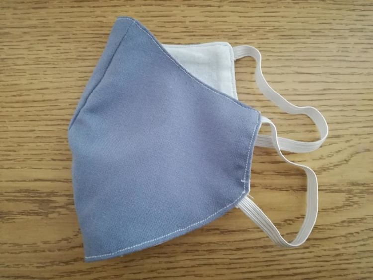 Родопски предприемач направи домашен цех, шие маски за цялото село, после и за махалите