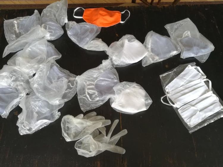 Родопски предприемач направи домашен цех, шие маски за цялото село, после и за махалите