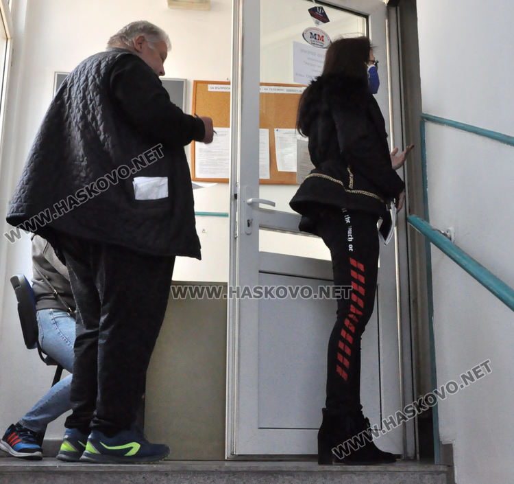 Безработни извиха опашка пред Бюрото по труда, регистрират по 60 на ден