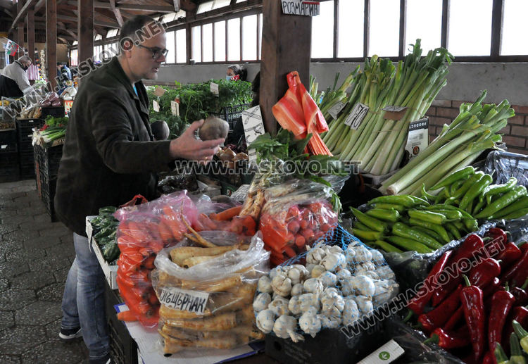 DJ Djoto като доброволец, снабдява възрастни съседи с храна и лекарства