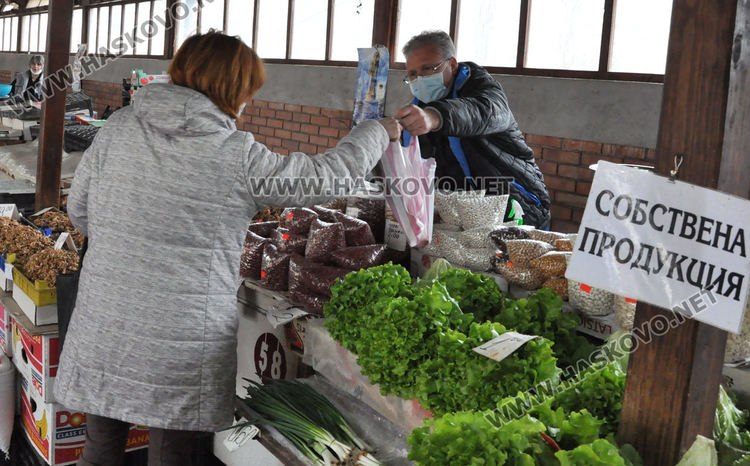 DJ Djoto като доброволец, снабдява възрастни съседи с храна и лекарства