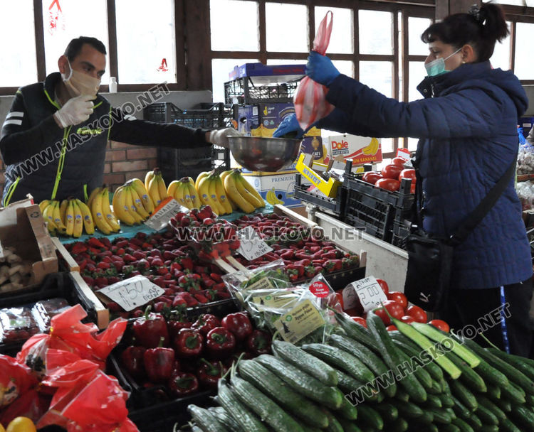 DJ Djoto като доброволец, снабдява възрастни съседи с храна и лекарства