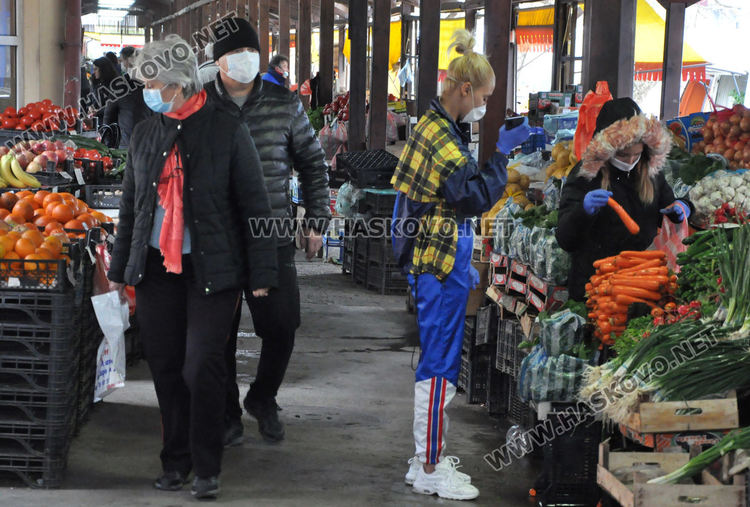 DJ Djoto като доброволец, снабдява възрастни съседи с храна и лекарства