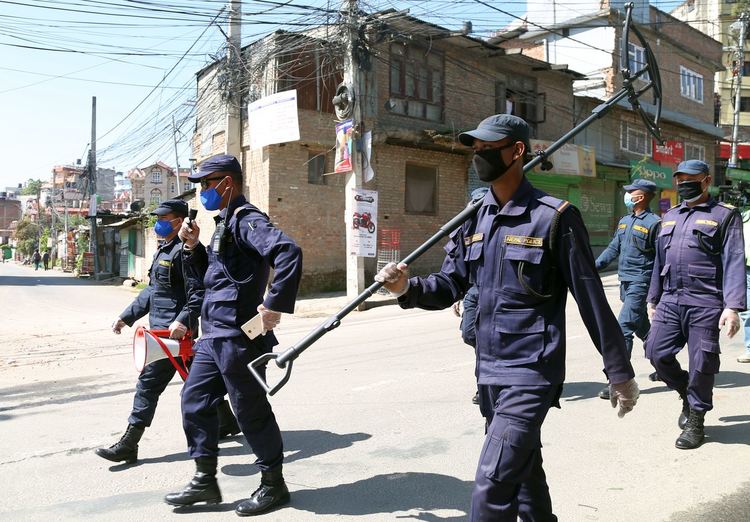 Полицията в Непал лови нарушители на карантината с куки