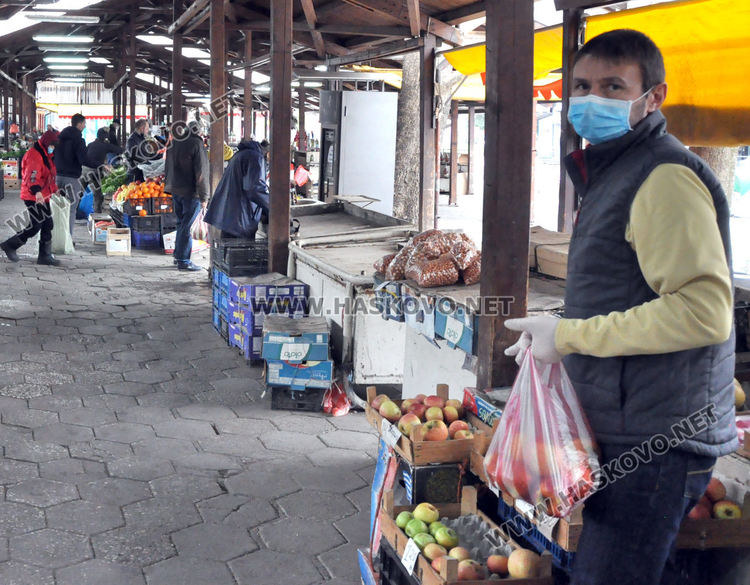 DJ Djoto като доброволец, снабдява възрастни съседи с храна и лекарства