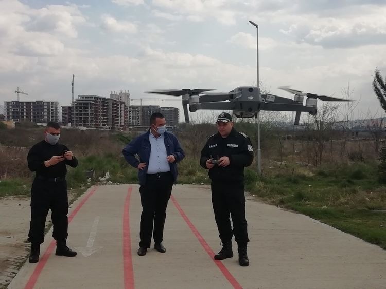 Проверяват с дрон, дали се спазват ограниченията на извънредното положение в кв."Боровец"