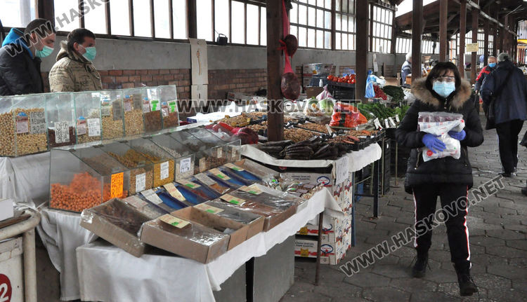 DJ Djoto като доброволец, снабдява възрастни съседи с храна и лекарства