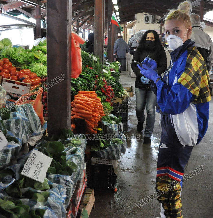 DJ Djoto като доброволец, снабдява възрастни съседи с храна и лекарства