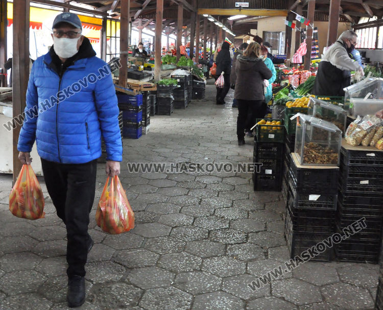 DJ Djoto като доброволец, снабдява възрастни съседи с храна и лекарства