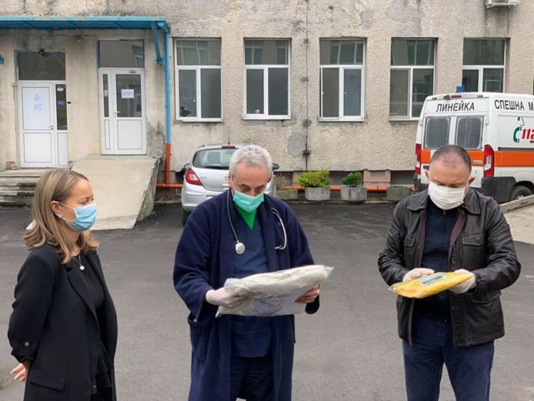 Болниците в Пловдивско получиха дарените предпазни облекла и средства