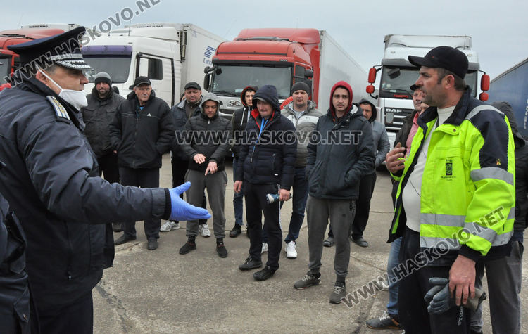 Доставят храна и вода за шофьорите на буферния паркинг, те искат алкохол, цигари и жени