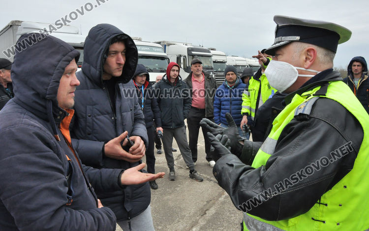 Доставят храна и вода за шофьорите на буферния паркинг, те искат алкохол, цигари и жени