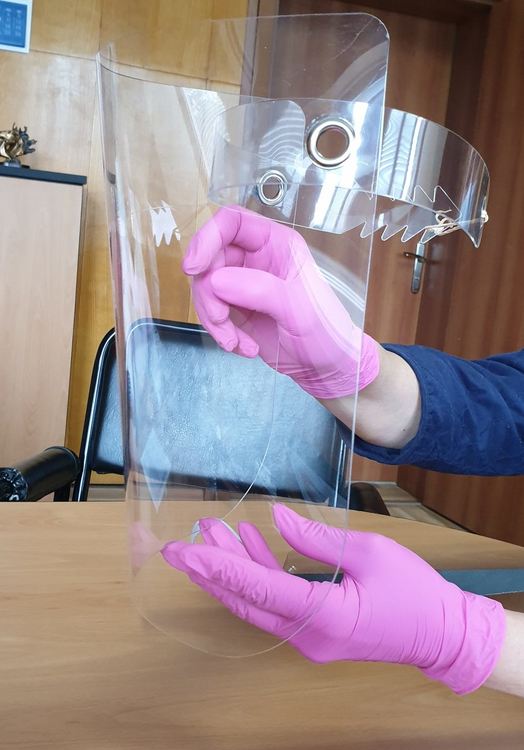 Депутатът Евгения Ангелова дари 120 защитни шлема на МБАЛ Хасково