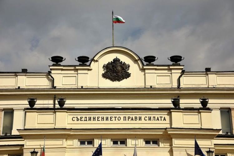 Депутат с COVID-19. Тестват всички в парламента