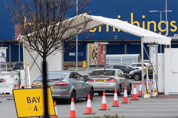 Тестова станция за COVID-19 на паркинга на магазин IKEA в Уембли, северозападен Лондон