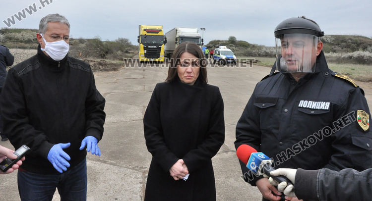 Доставят храна и вода за шофьорите на буферния паркинг, те искат алкохол, цигари и жени