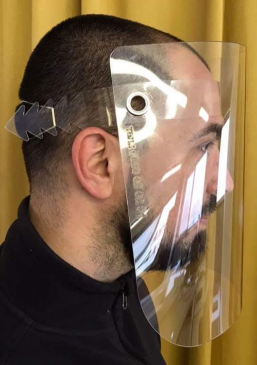 Депутатът Евгения Ангелова дари 120 защитни шлема на МБАЛ Хасково