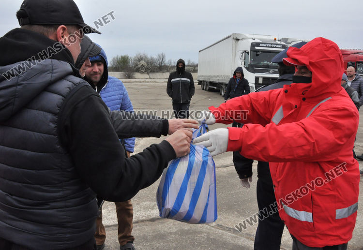 Доставят храна и вода за шофьорите на буферния паркинг, те искат алкохол, цигари и жени