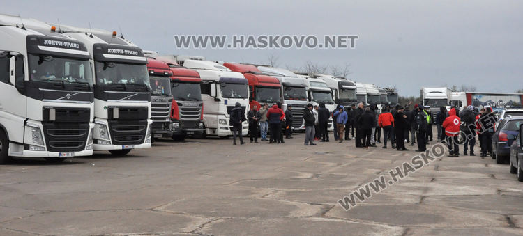 Доставят храна и вода за шофьорите на буферния паркинг, те искат алкохол, цигари и жени