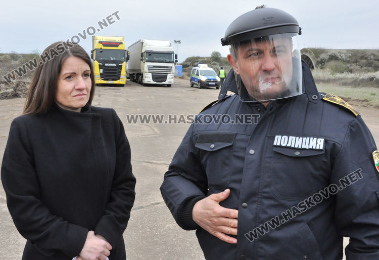 Доставят храна и вода за шофьорите на буферния паркинг, те искат алкохол, цигари и жени