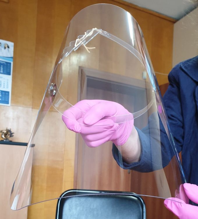 Депутатът Евгения Ангелова дари 120 защитни шлема на МБАЛ Хасково