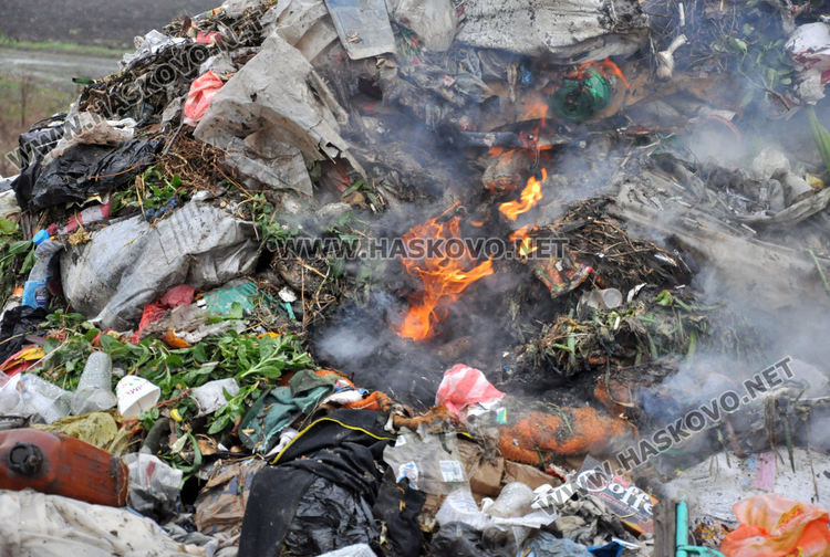 Камион изсипа боклук между Малево и Корен заради пожар