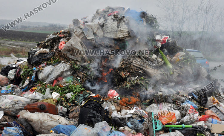 Камион изсипа боклук между Малево и Корен заради пожар