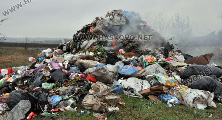 Камион изсипа боклук между Малево и Корен заради пожар