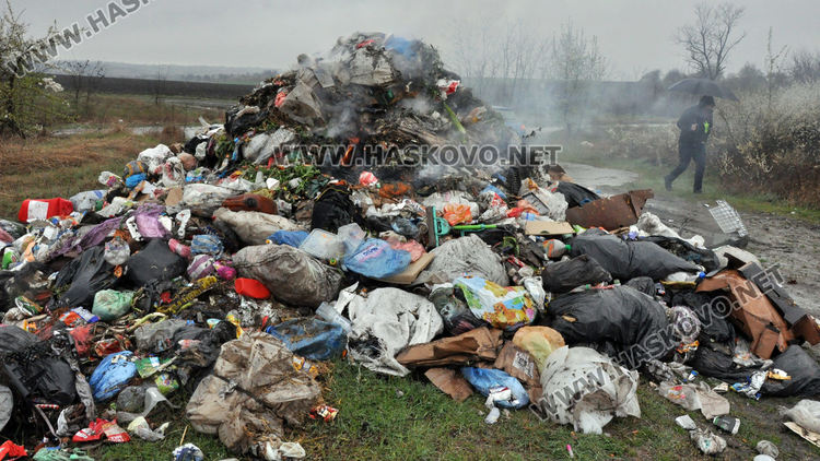 Камион изсипа боклук между Малево и Корен заради пожар