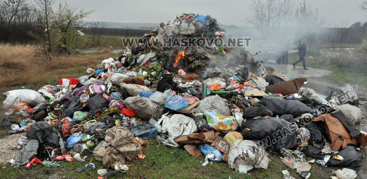 Камион изсипа боклук между Малево и Корен заради пожар